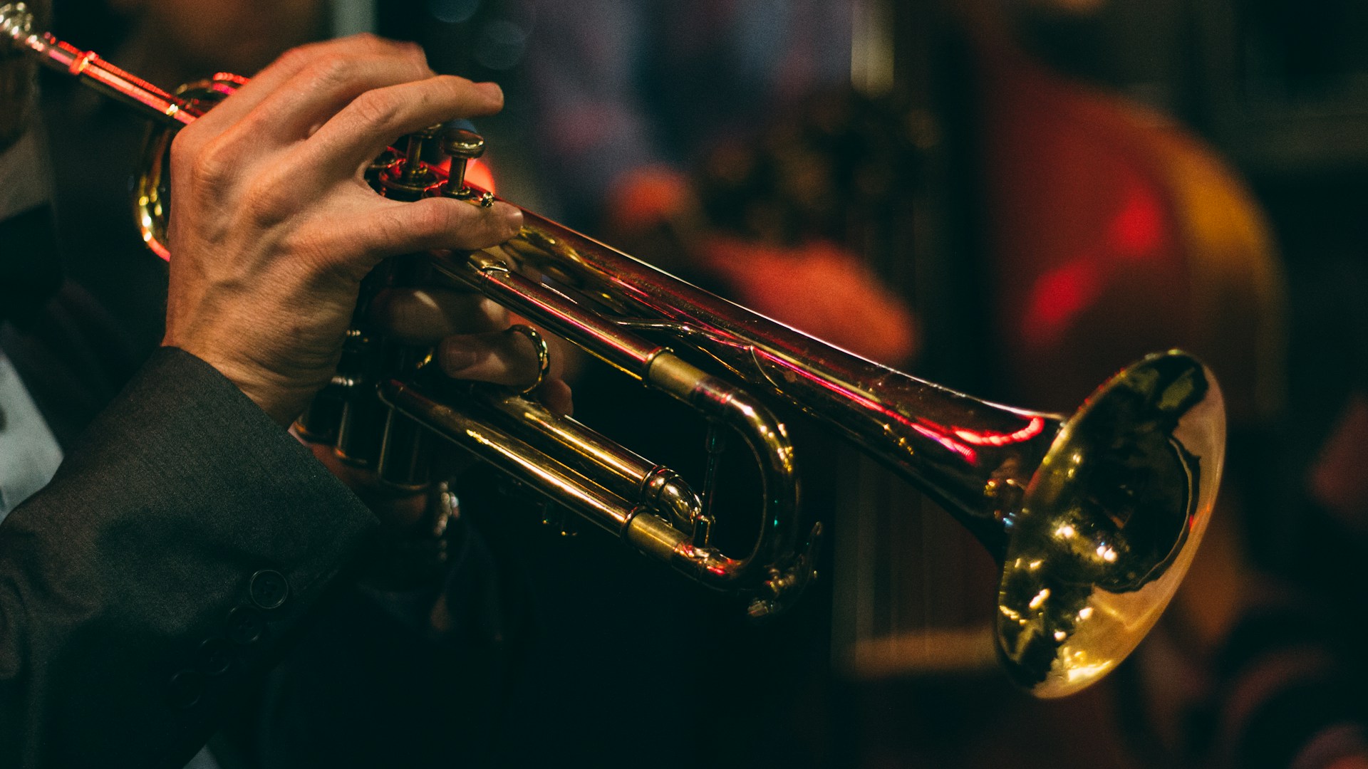La claridad y vivacidad de los instrumentos de viento añaden un toque distintivo